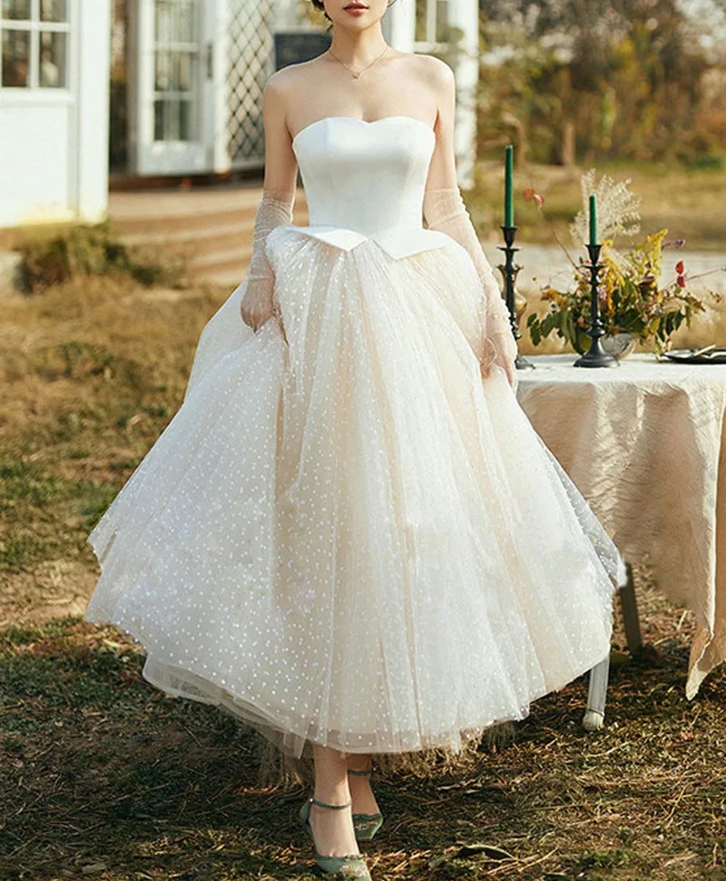 Robe de mariée courte à pois d'inspiration vintage des années 50