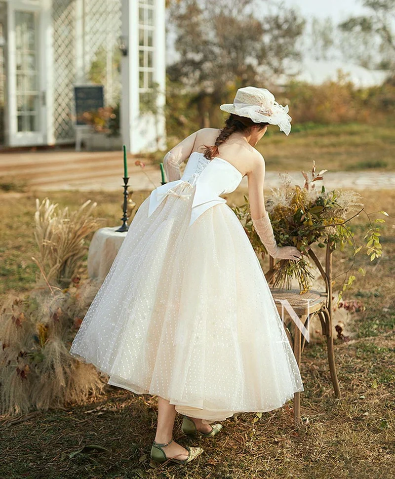 Robe de mariée courte à pois d'inspiration vintage des années 50