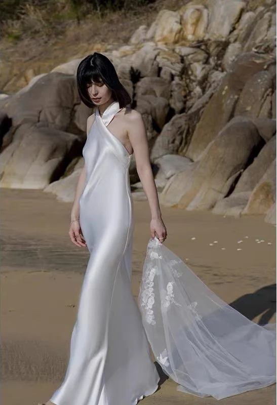 Robe de mariée ajustée en soie simple et décontractée pour un mariage d'été