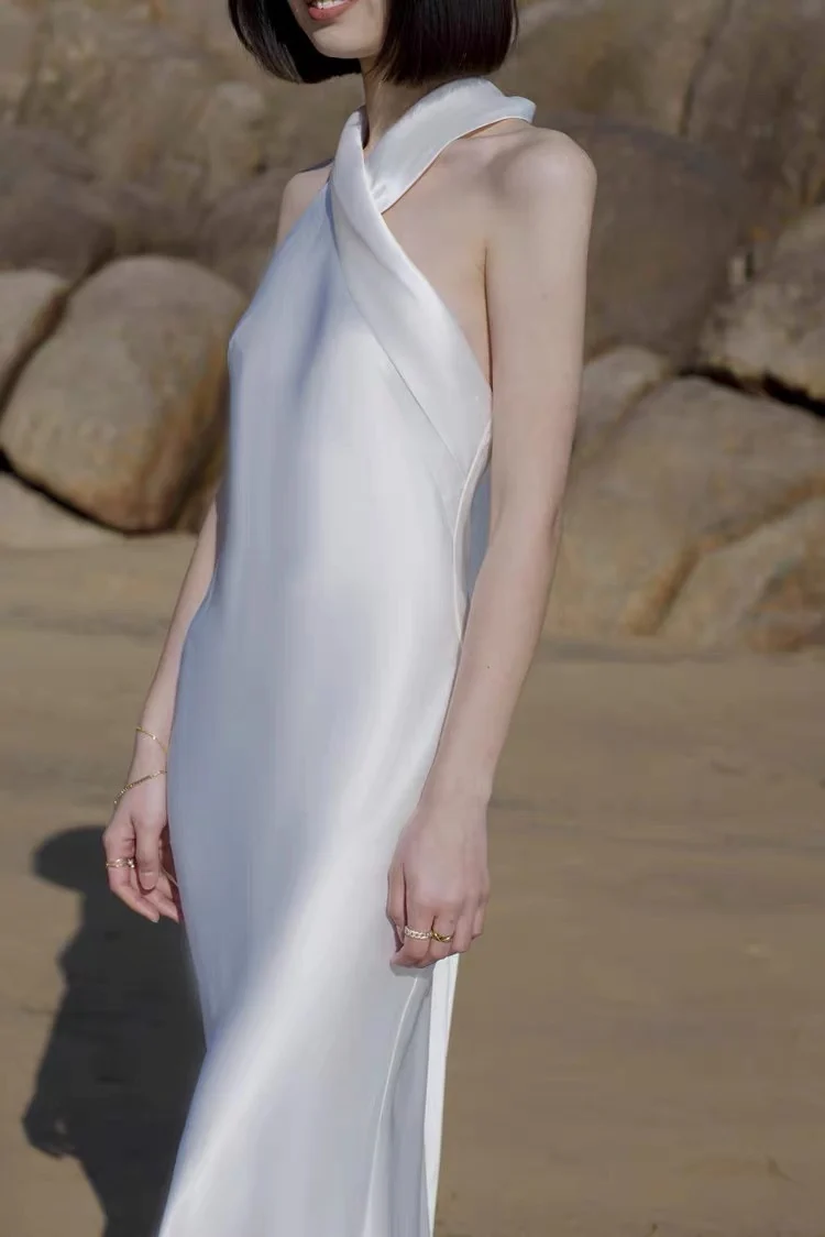 Robe de mariée ajustée en soie simple et décontractée pour un mariage d'été