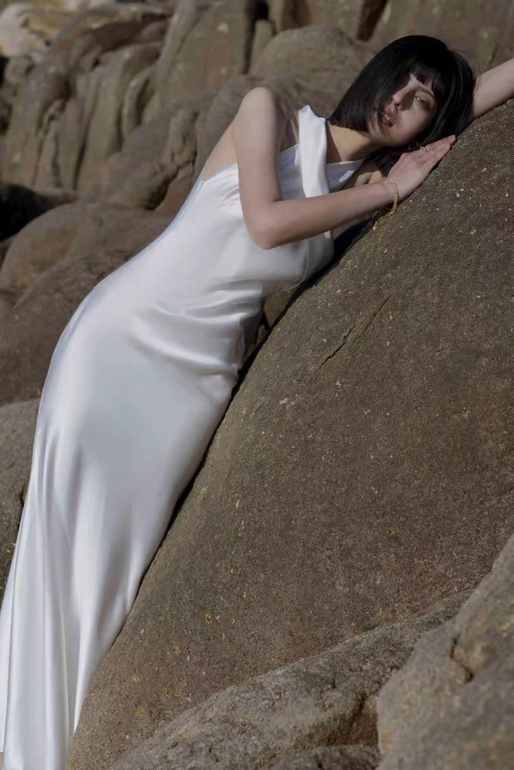 Robe de mariée ajustée en soie simple et décontractée pour un mariage d'été