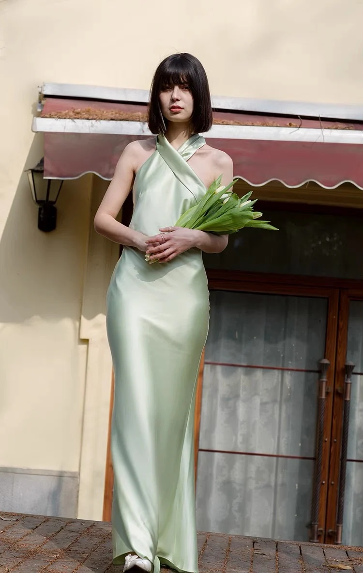 Robe de mariée ajustée en soie simple et décontractée pour un mariage d'été