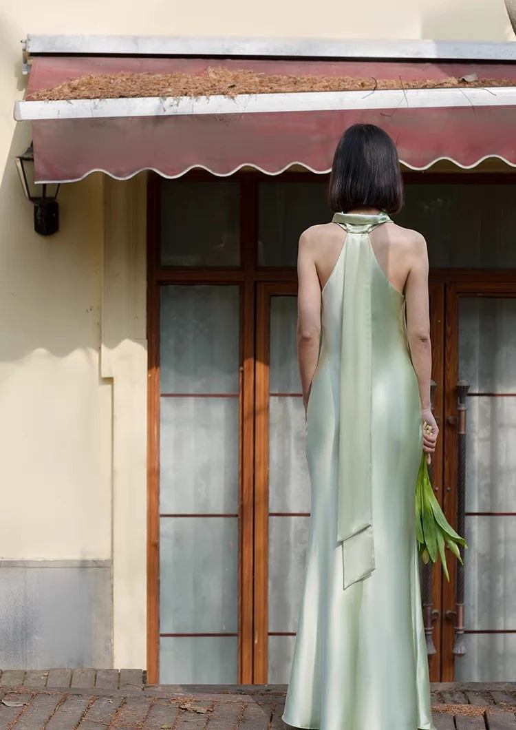 Robe de mariée ajustée en soie simple et décontractée pour un mariage d'été