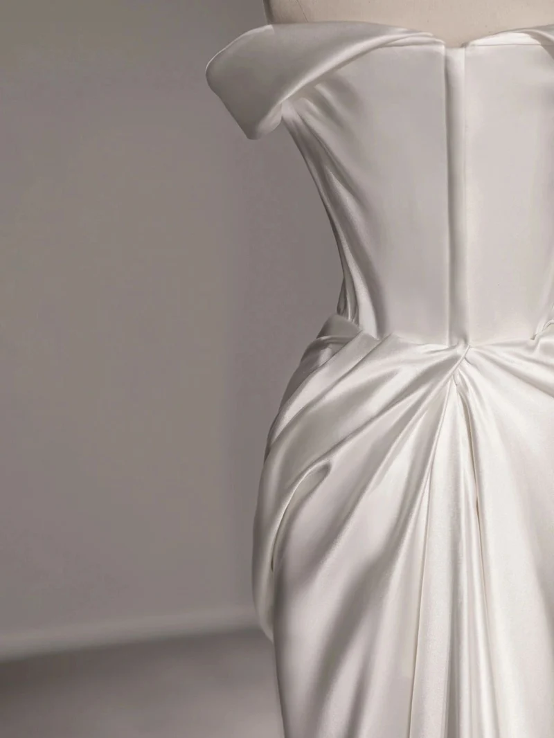 Robe de mariée courte en soie à épaules dénudées