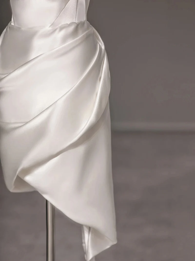 Robe de mariée courte en soie à épaules dénudées