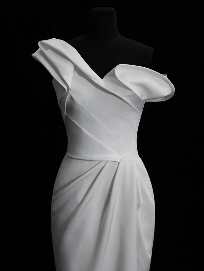 Robe de mariée fourreau simple en soie à une épaule