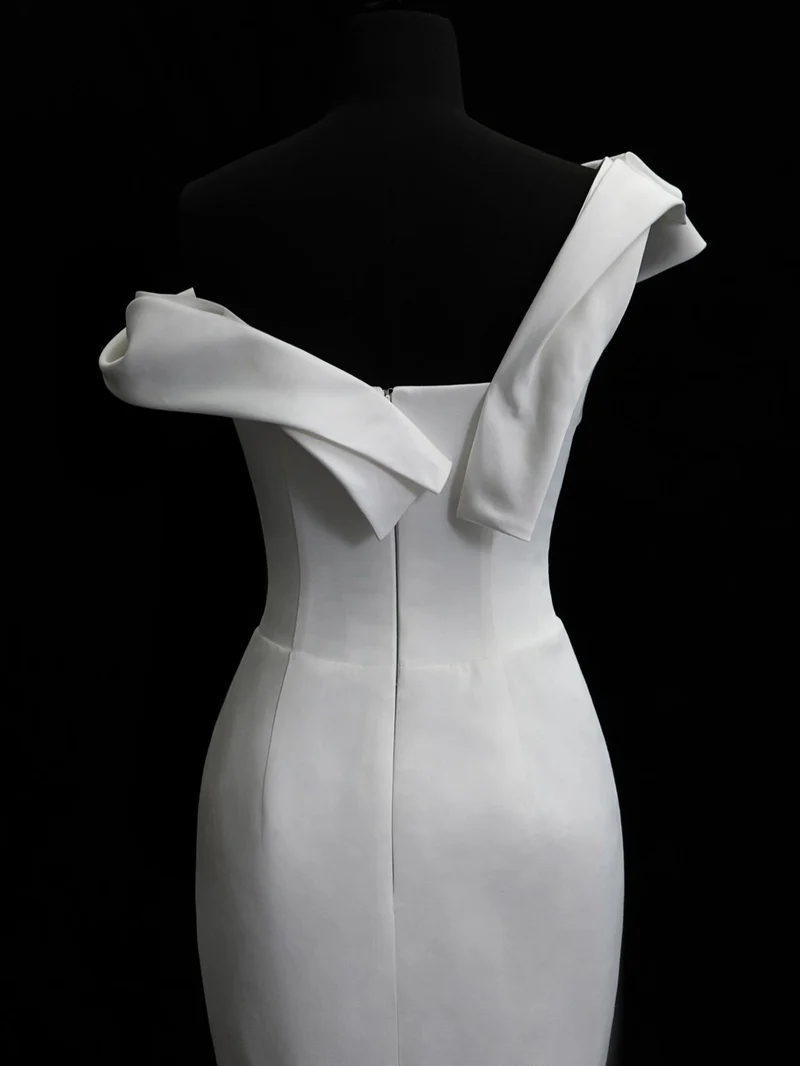 Robe de mariée fourreau simple en soie à une épaule