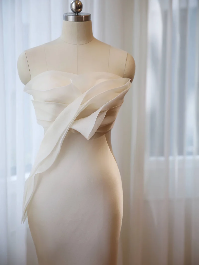 Robe de mariée fourreau simple et fluide en soie