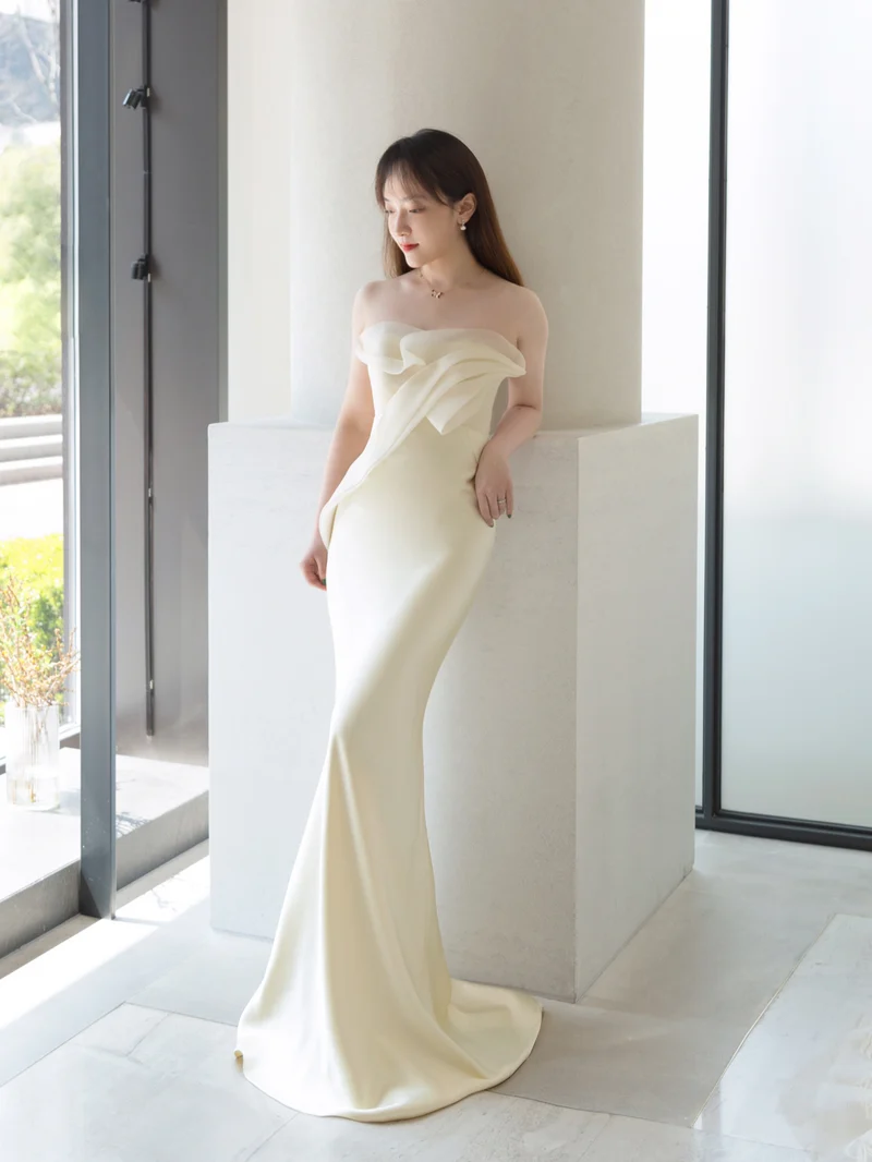 Robe de mariée fourreau simple et fluide en soie