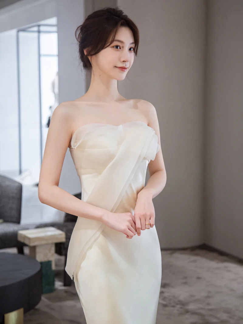 Robe de mariée fourreau simple et fluide en soie