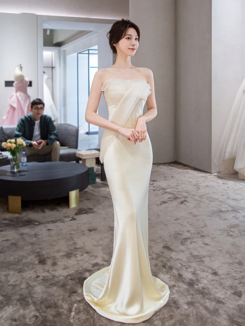 Robe de mariée fourreau simple et fluide en soie
