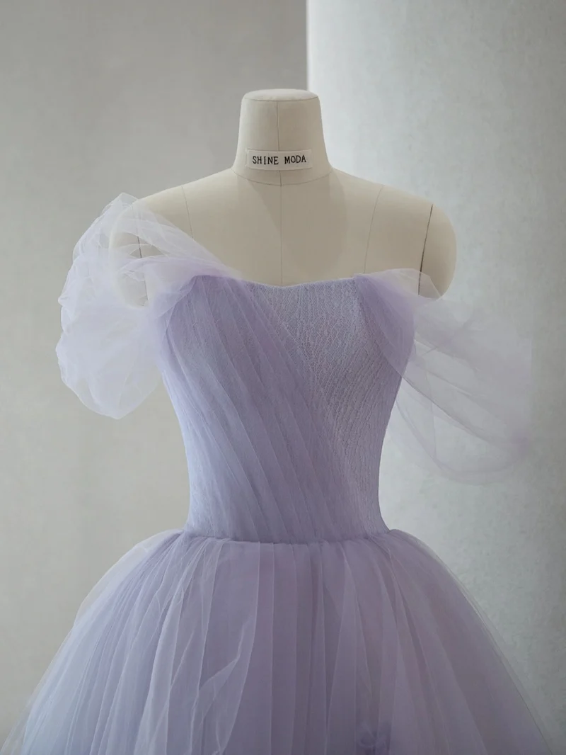 Robe de mariée courte et unique en tulle lavande romantique, couleur asymétrique