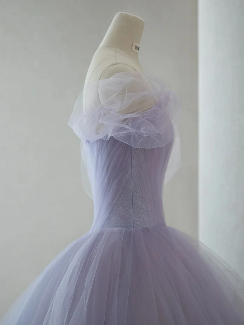Robe de mariée courte et unique en tulle lavande romantique, couleur asymétrique