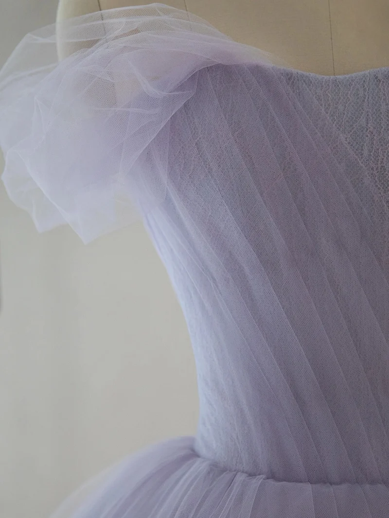 Robe de mariée courte et unique en tulle lavande romantique, couleur asymétrique
