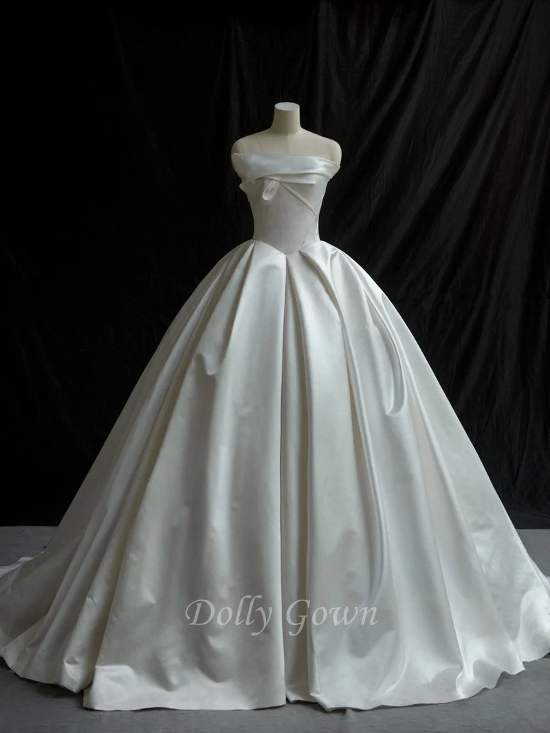 Robe de mariée en satin duchesse de soie sans bretelles