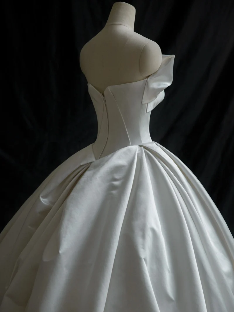 Robe de mariée en satin duchesse de soie sans bretelles