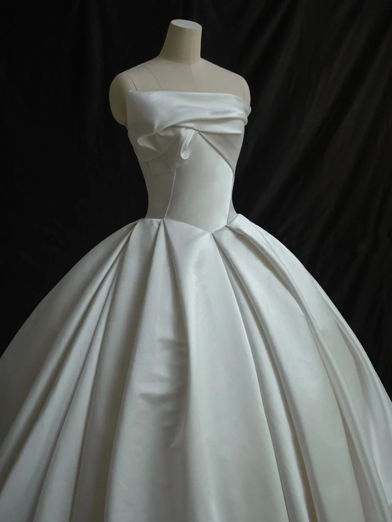 Robe de mariée en satin duchesse de soie sans bretelles