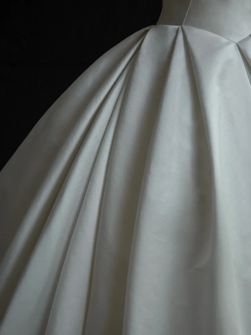 Robe de mariée en satin duchesse de soie sans bretelles