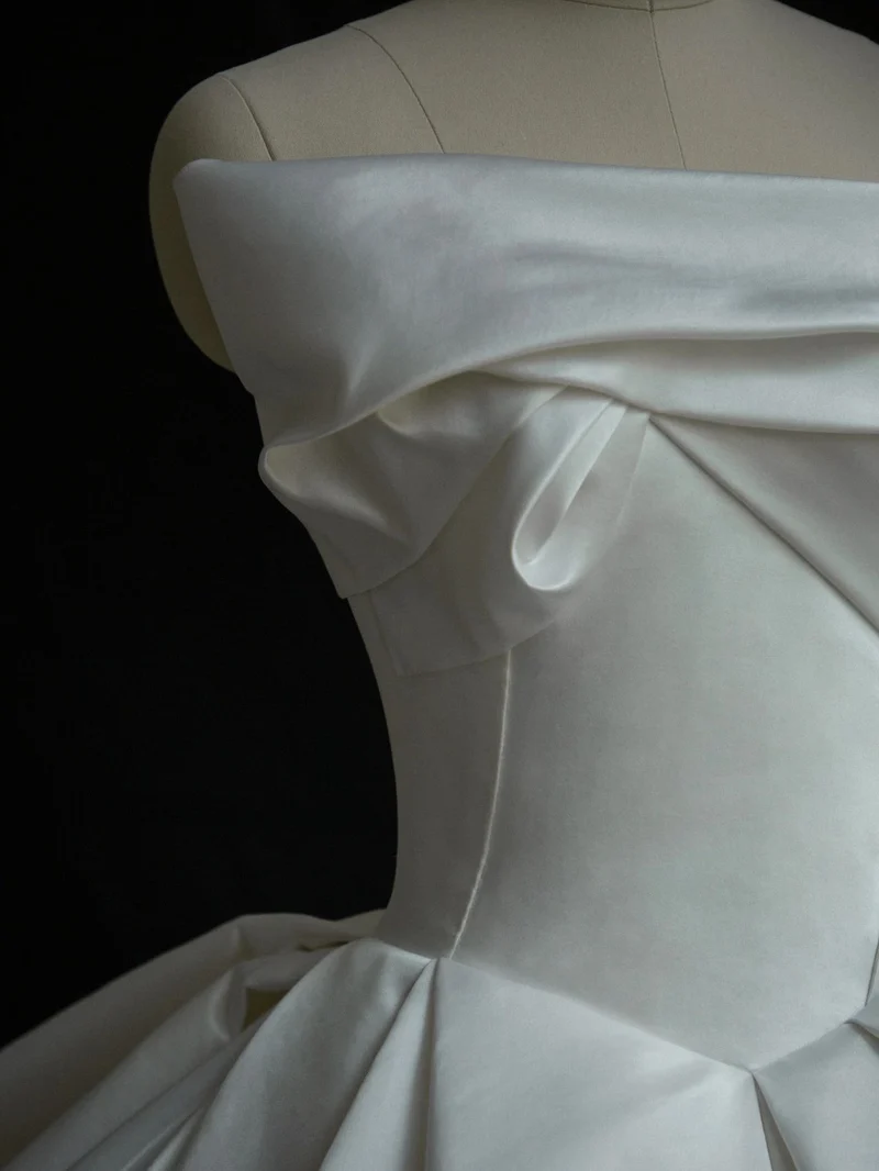Robe de mariée en satin duchesse de soie sans bretelles