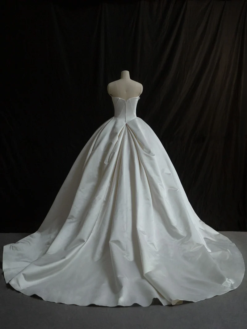 Robe de mariée en satin duchesse de soie sans bretelles