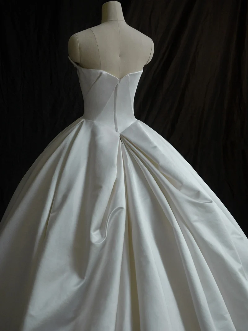 Robe de mariée en satin duchesse de soie sans bretelles