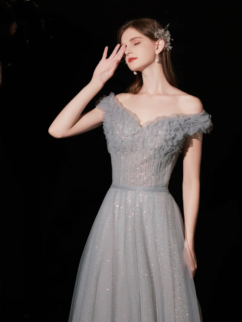 Robe formelle de remise des diplômes grise