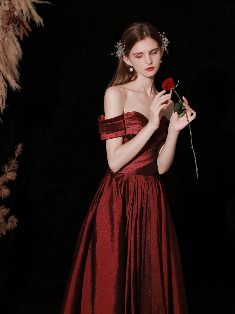 Robe de bal longue marron chic à épaules dénudées