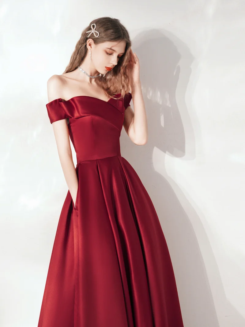 Robe de bal rouge chic, épaules dénudées, avec poches