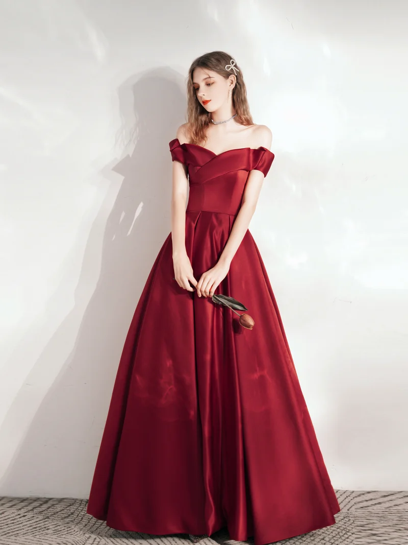 Robe de bal rouge chic, épaules dénudées, avec poches