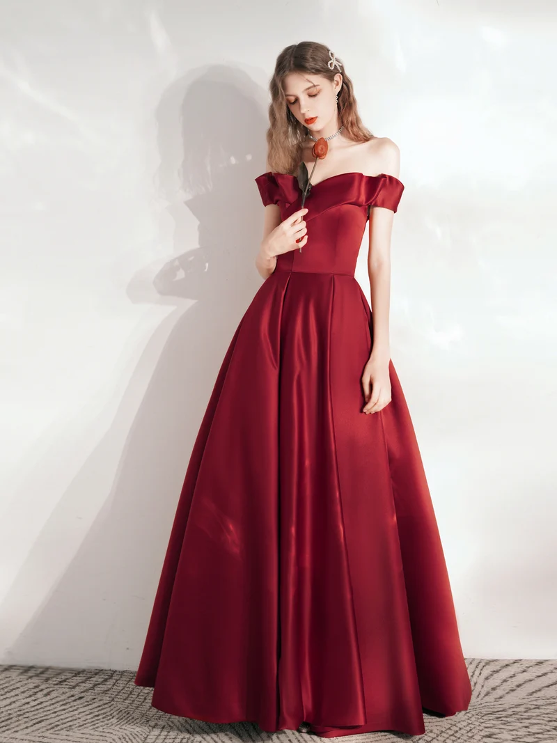 Robe de bal rouge chic, épaules dénudées, avec poches