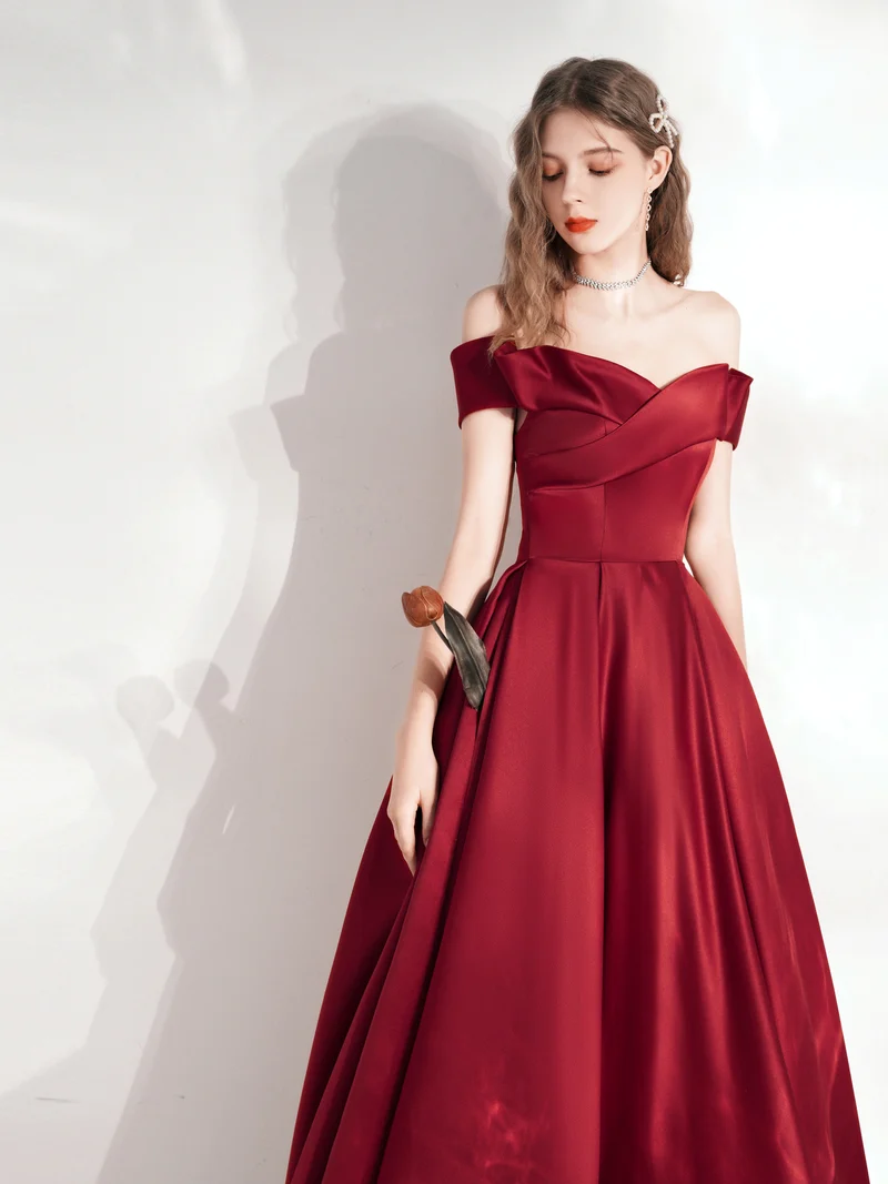 Robe de bal rouge chic, épaules dénudées, avec poches