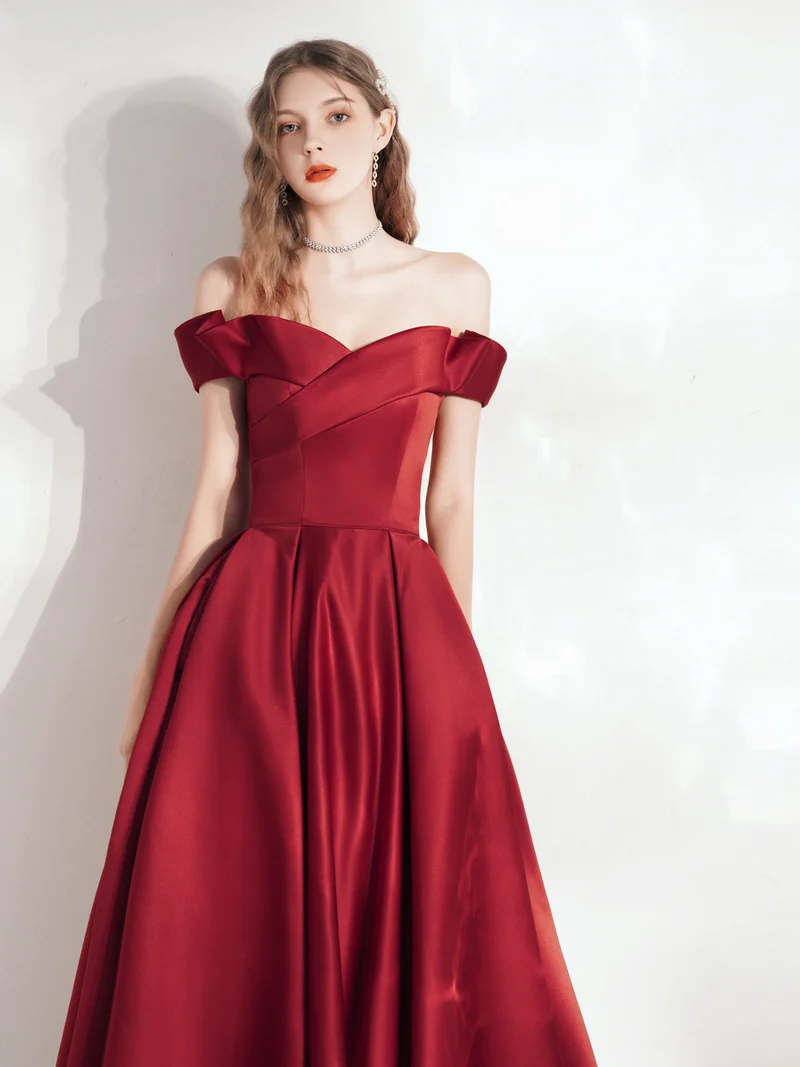 Robe de bal rouge chic, épaules dénudées, avec poches
