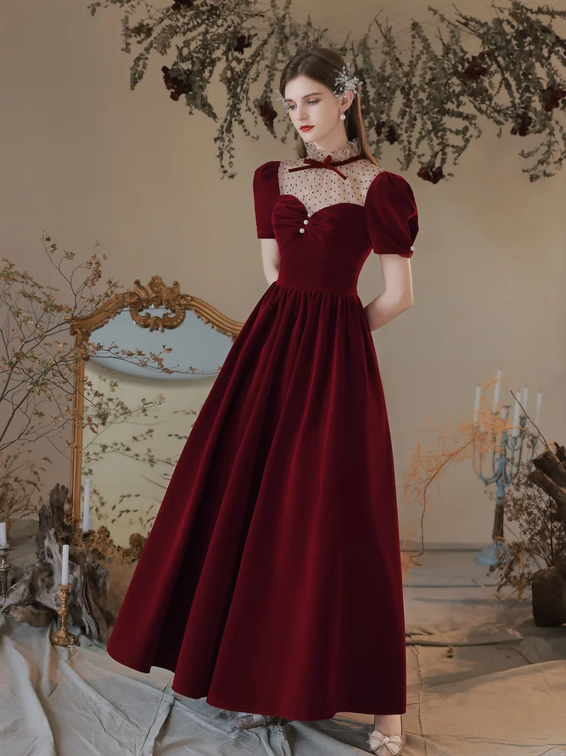 Robe de bal longue en velours bordeaux princesse vintage chic