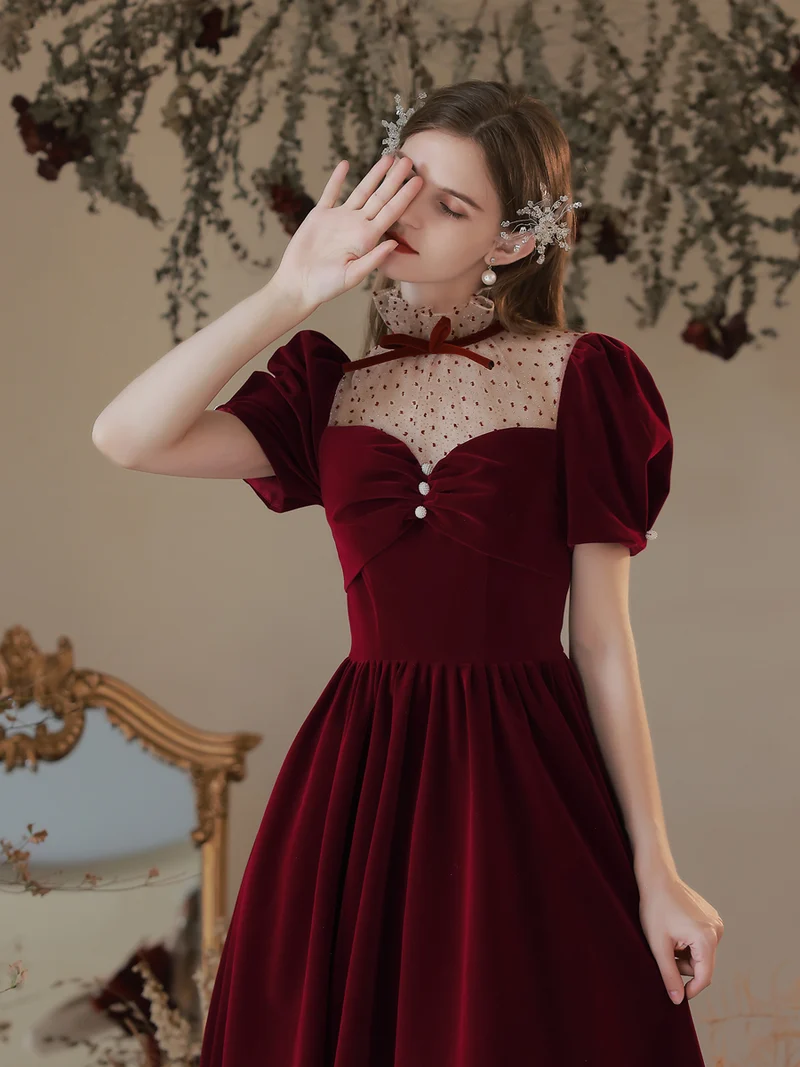 Robe de bal longue en velours bordeaux princesse vintage chic