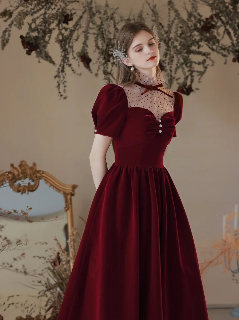 Robe de bal longue en velours bordeaux princesse vintage chic