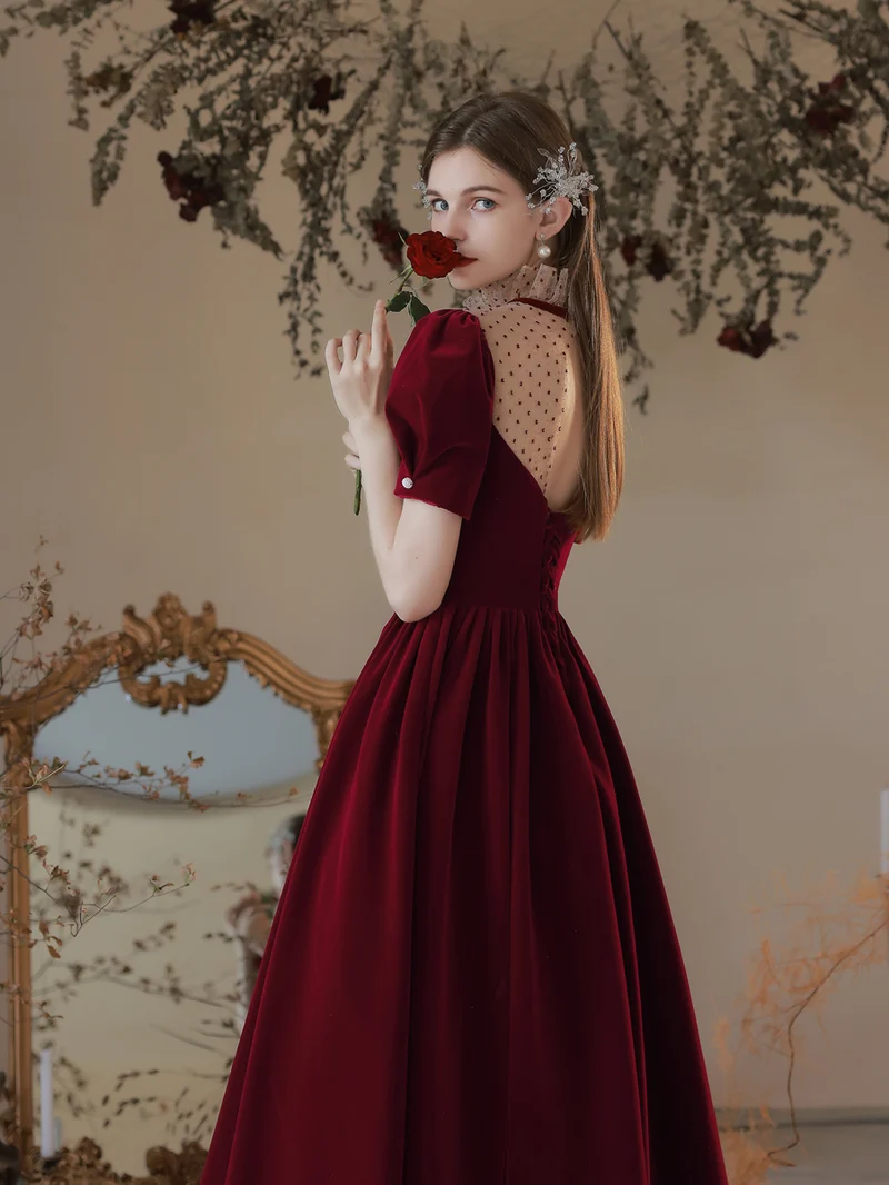 Robe de bal longue en velours bordeaux princesse vintage chic