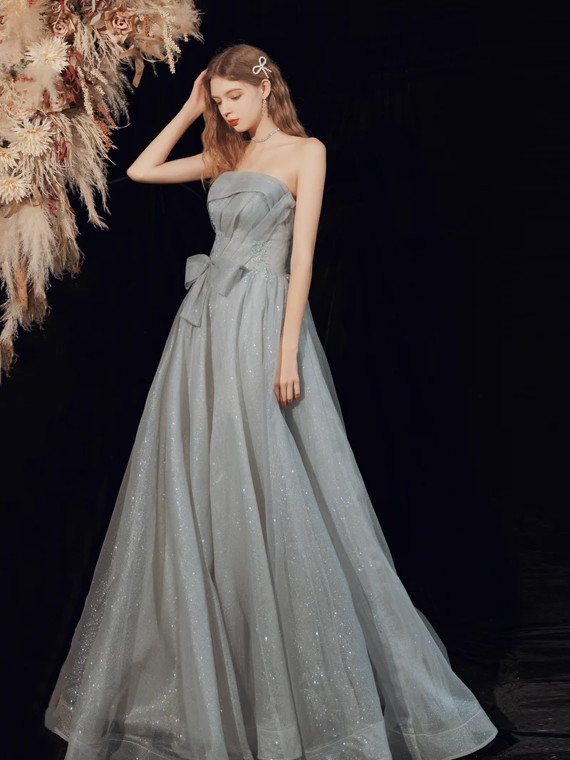 Robe de bal longue grise sans bretelles à paillettes