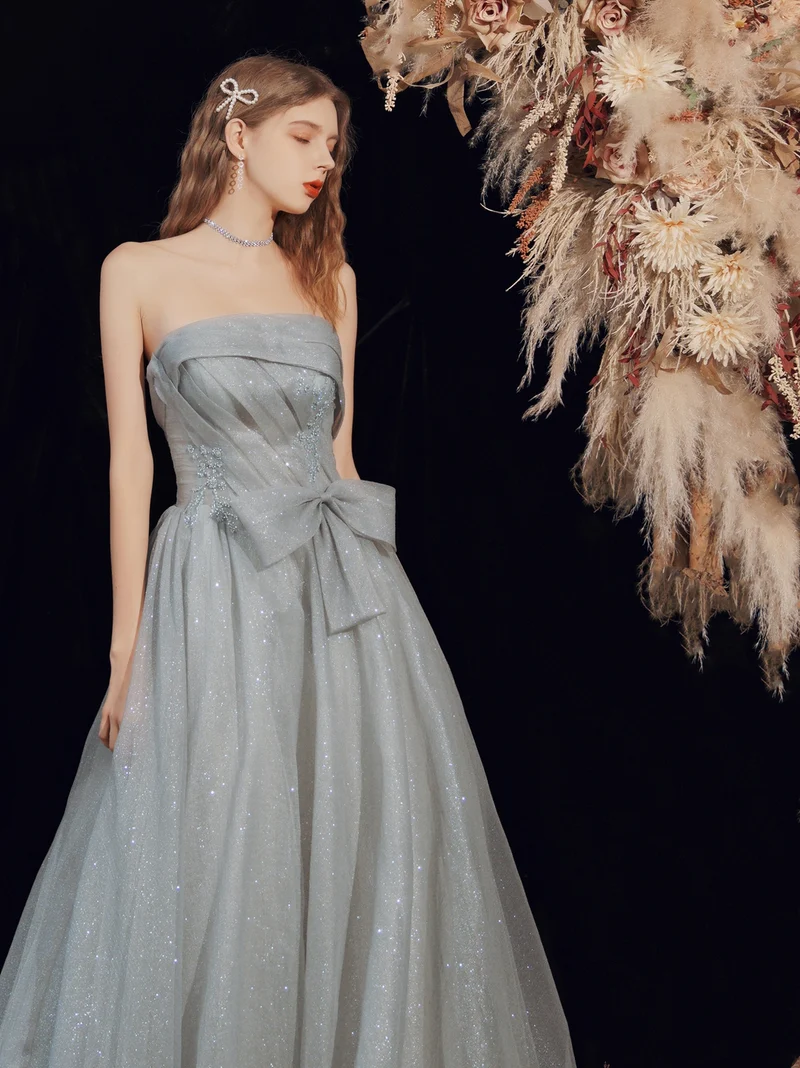 Robe de bal longue grise sans bretelles à paillettes