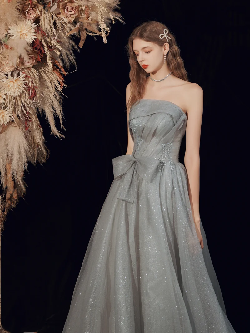 Robe de bal longue grise sans bretelles à paillettes