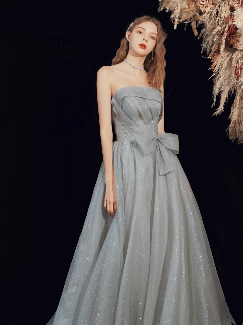 Robe de bal longue grise sans bretelles à paillettes