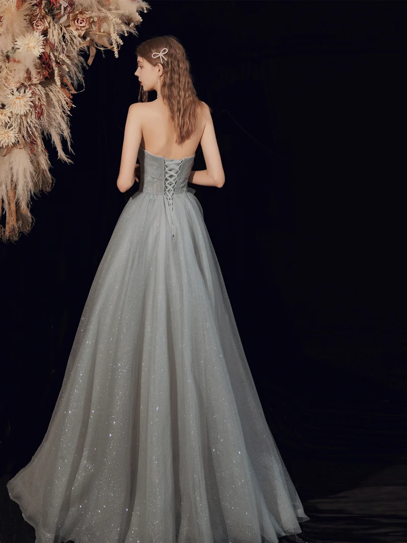Robe de bal longue grise sans bretelles à paillettes