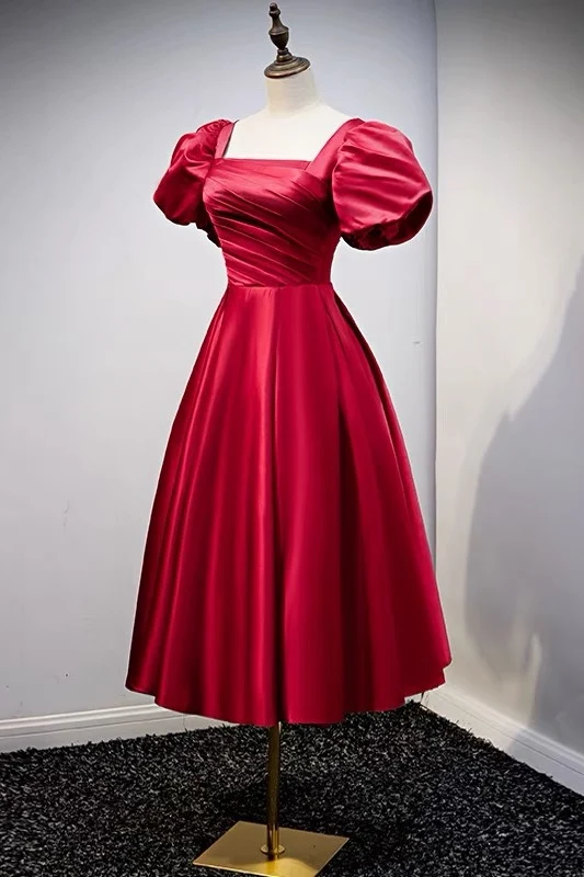 Robe de demoiselle d'honneur courte rouge d'inspiration vintage avec manches