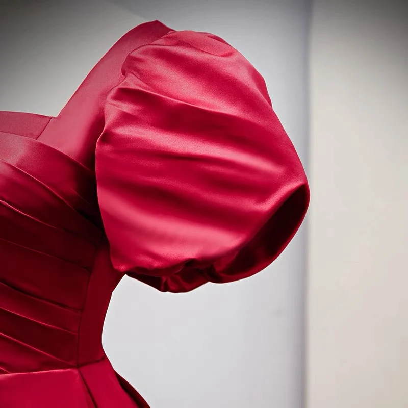 Robe de demoiselle d'honneur courte rouge d'inspiration vintage avec manches