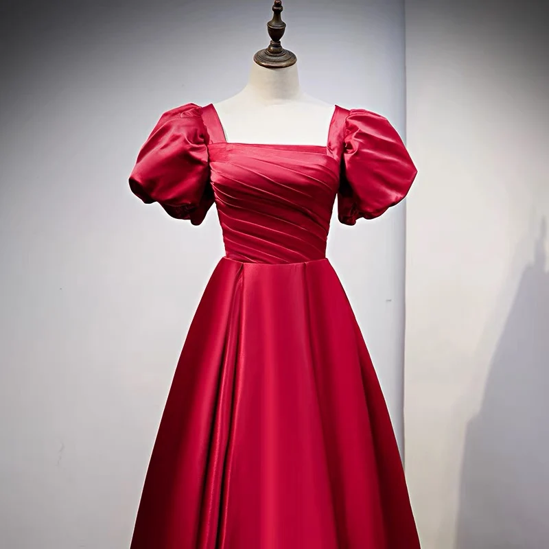 Robe de demoiselle d'honneur courte rouge d'inspiration vintage avec manches