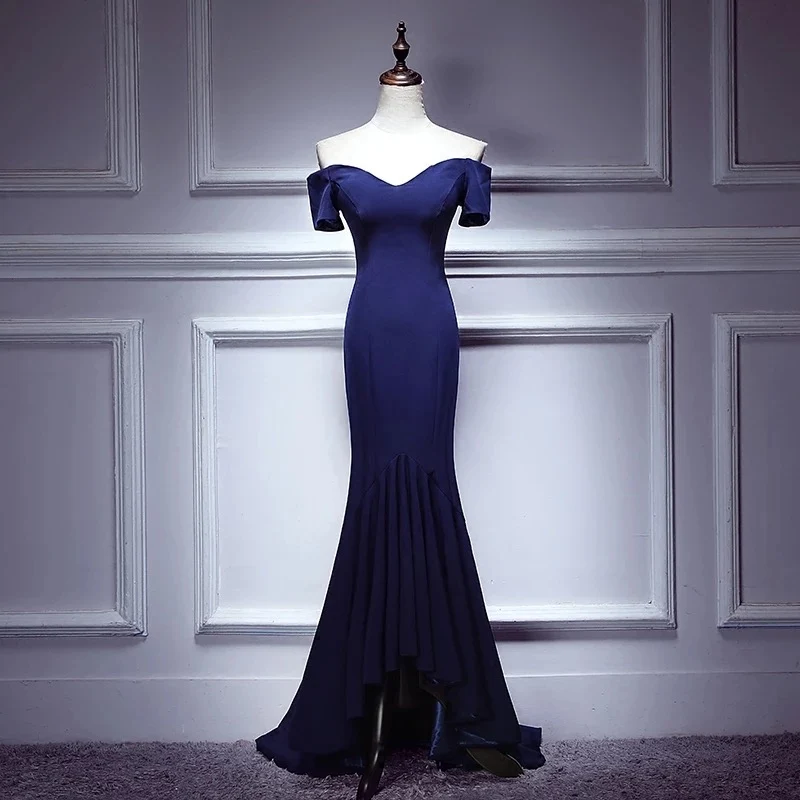 Robe de bal ajustée en bleu marine