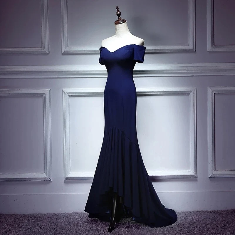Robe de bal ajustée en bleu marine