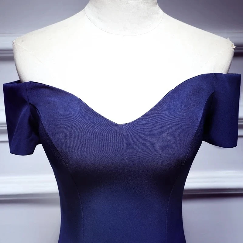 Robe de bal ajustée en bleu marine