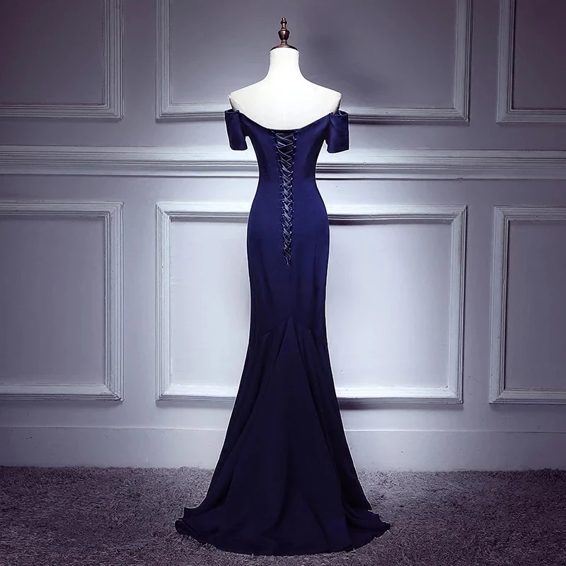 Robe de bal ajustée en bleu marine
