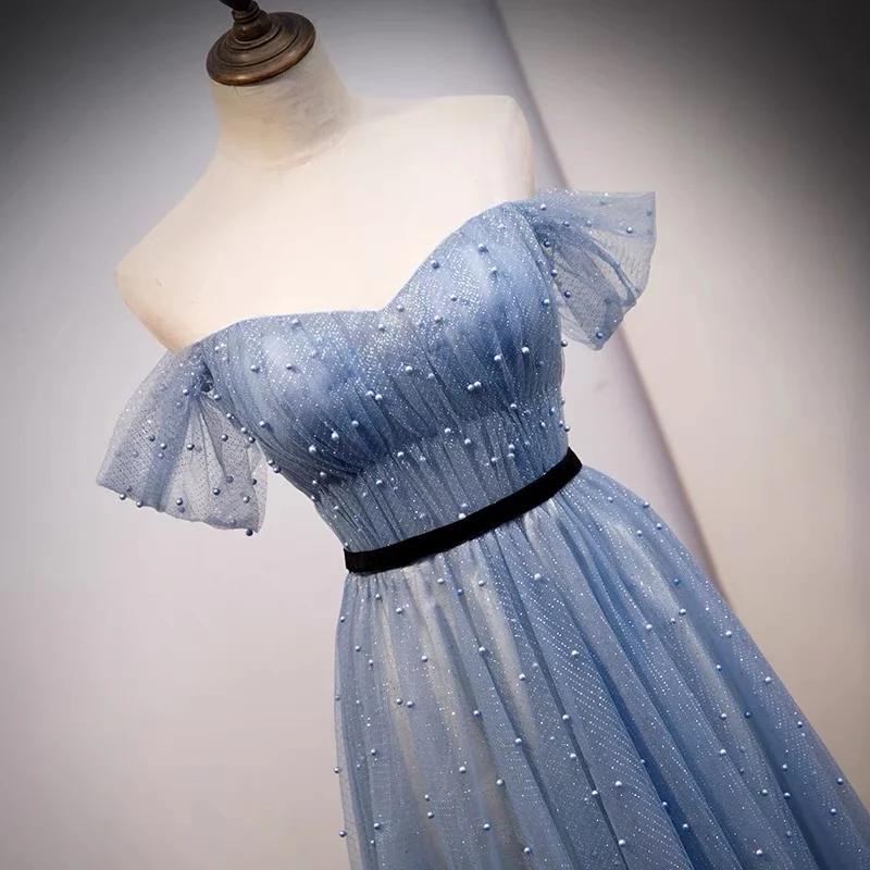 Robe de bal longue fluide en tulle bleu poussiéreux