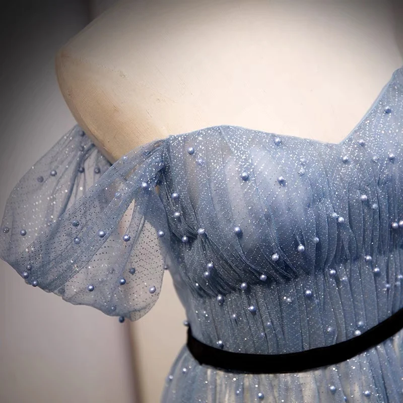Robe de bal longue fluide en tulle bleu poussiéreux